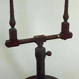 Mahognistativ med linse og spejl