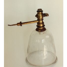 Glasklokke med messinghane